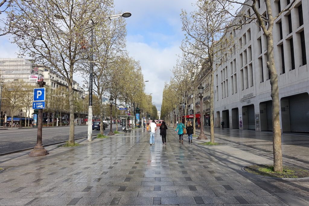 Les bordures des trottoirs des Champs Elysées à Paris - DG Production - Granit Grand frères
